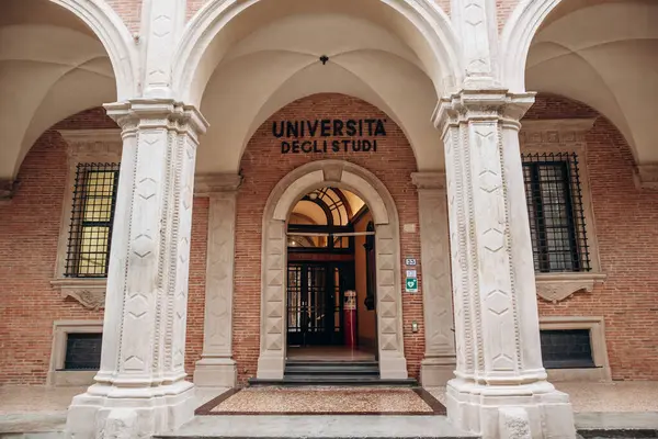 Bologna, İtalya - 6 Ekim 2024: Dünyaca ünlü Bologna Üniversitesi 'ne Giriş