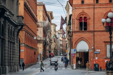 Bologna, İtalya - 6 Ekim 2024: Via Farini (Farini Caddesi) Bologna 'nın merkezinde