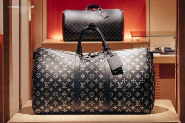 Bologna, İtalya - 6 Ekim 2024: Louis Vuitton çanta bir butik vitrininde