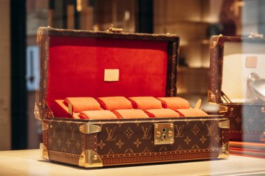 Bologna, İtalya - 6 Ekim 2024: Louis Vuitton mücevher sandığı bir butik vitrininde