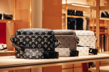 Bologna, İtalya - 6 Ekim 2024: Louis Vuitton çantaları bir butik vitrininde