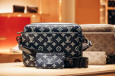 Bologna, İtalya - 6 Ekim 2024: Louis Vuitton çanta bir butik vitrininde