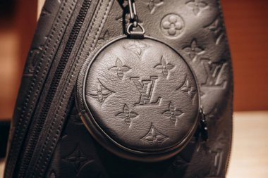 Bologna, İtalya - 6 Ekim 2024: Louis Vuitton çanta bir butik vitrininde