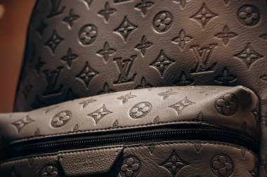 Bologna, İtalya - 6 Ekim 2024: Louis Vuitton çanta bir butik vitrininde