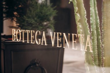 Bologna, İtalya - 6 Ekim 2024: Bologna 'daki Galleria Cavour' da Bottega Veneta butik vitrinleri
