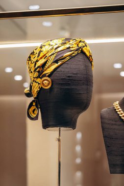 Bologna, İtalya - 6 Ekim 2024: İpek eşarp ve Versace küpeler butik vitrininde