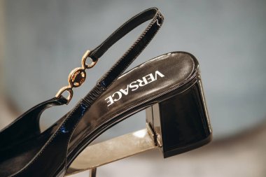 Bologna, İtalya - 6 Ekim 2024: Versace butiğinin vitrininde kadın ayakkabıları