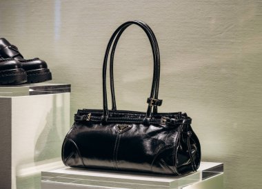 Bologna, İtalya - 6 Ekim 2024: Bir butik vitrininde Prada çanta