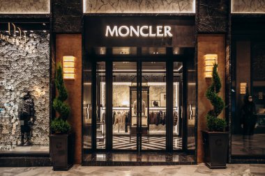 Bologna, İtalya - 6 Ekim 2024: Bolonya 'daki Galleria Cavour' da Moncler butiği