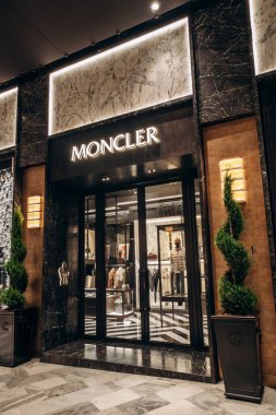 Bologna, İtalya - 6 Ekim 2024: Bolonya 'daki Galleria Cavour' da Moncler butiği