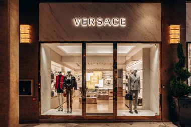 Bologna, İtalya - 6 Ekim 2024: Bolonya 'daki Galleria Cavour' da Versace butiği