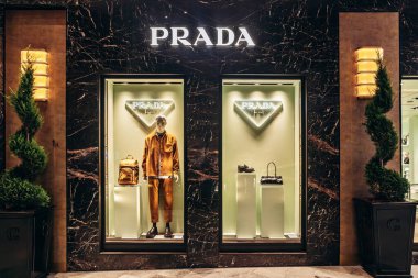 Bologna, İtalya - 6 Ekim 2024: Bologna 'daki Galleria Cavour' da Prada butiği