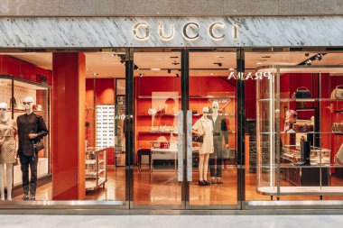 Bologna, İtalya - 6 Ekim 2024: Bologna 'daki Galleria Cavour' da Gucci butiği