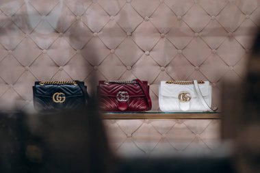 Bologna, İtalya - 6 Ekim 2024: Bir butik vitrininde Gucci çantaları