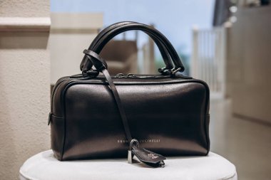 Bologna, İtalya - 6 Ekim 2024: Bir butik vitrininde Brunello Cucinelli çanta yakın çekim