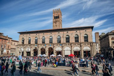 Bologna, İtalya - 6 Ekim 2024: Piazza Maggiore, Bologna, Emilia-Romagna bölgesinde merkezi bir meydan