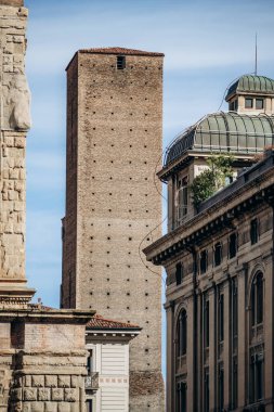 Garisenda Kulesi, Bologna 'nın iki kulesinden biri.