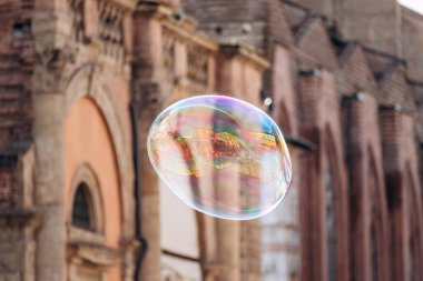 İtalya 'nın merkezindeki Bologna meydanında uçan büyük bir sabun köpüğü.