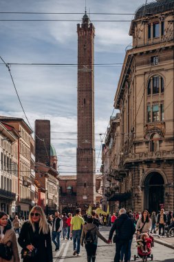 Bologna, İtalya - 6 Ekim 2024: Bolonya Kuleleri, İtalya 'nın Bologna kentindeki bir grup ortaçağ yapıları. Kalan iki önemli isim, Asinelli ve Garisenda, şehrin dönüm noktalarıdır..