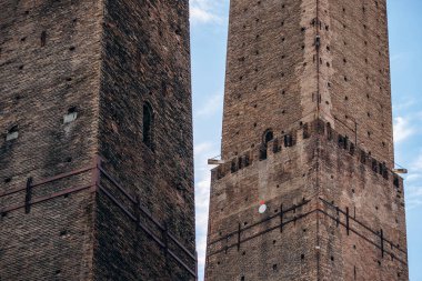 Bolonya Kuleleri, İtalya 'nın Bologna kentindeki bir grup ortaçağ yapıları. Kalan iki önemli isim, Asinelli ve Garisenda, şehrin dönüm noktalarıdır..