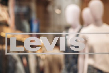 Bologna, İtalya - 6 Ekim 2024: Levi 's shop window in the center of Bologna