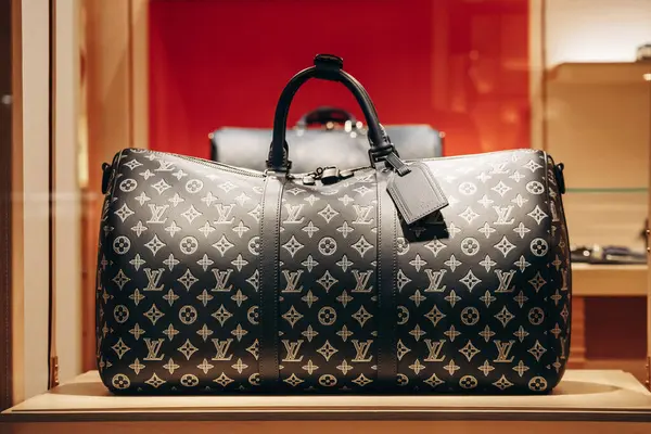 Bologna, İtalya - 6 Ekim 2024: Louis Vuitton çanta bir butik vitrininde