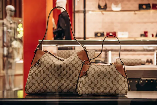 Bologna, İtalya - 6 Ekim 2024: Bir butik vitrininde Gucci çantaları