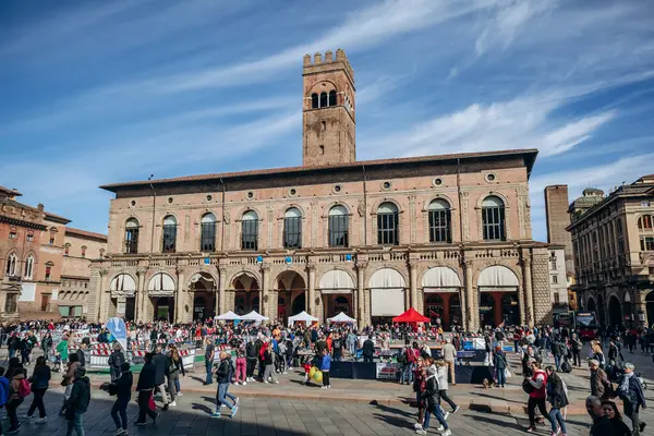 Bologna, İtalya - 6 Ekim 2024: Piazza Maggiore, Bologna, Emilia-Romagna bölgesinde merkezi bir meydan