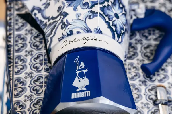 Bologna, İtalya - 6 Ekim 2024: Bialetti x Dolce Gabbana Koleksiyonu, ünlü İtalyan kahve makinesi