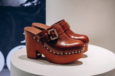 Nice, Fransa - 2 Kasım 2024: Chloe Jeannette Wedge Clog bir butik vitrininde