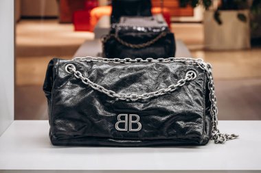 Nice, Fransa - 2 Kasım 2024: Balenciaga çanta Nice 'de bir butik vitrininde