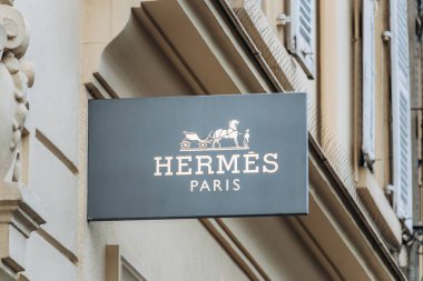 Nice, Fransa - 2 Kasım 2024: Nice 'in merkezindeki Hermes butiğinin panosu