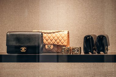 Chanel çantaları ve aksesuarlar Nice 'deki bir butik vitrininde.