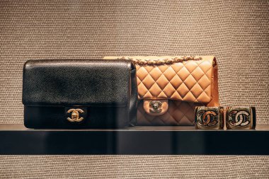 Chanel çantaları ve aksesuarlar Nice 'deki bir butik vitrininde.