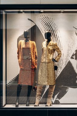 Chanel butik vitrininde Nice 'in ortasında iki kıyafet var.