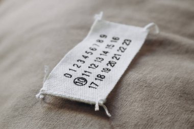 Ünlü Margiela Margiela etiketi. Dört dikişli.