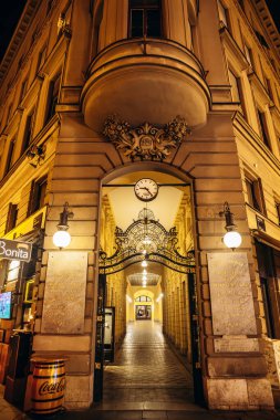 Zagreb, Hırvatistan - 15 Ağustos 2024: Zagrep 'in adını sekizgen merkezindeki cam çatıdan alan popüler bir pasaj olan Oktogon Galerisi.