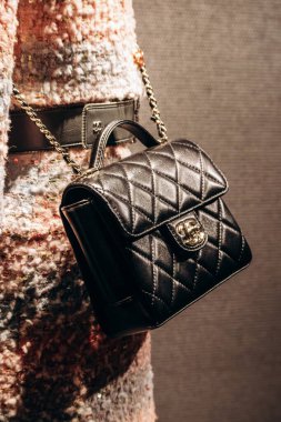 Cannes, Fransa - 10 Kasım 2024: Cannes, Croisette 'deki bir butiğin vitrininde Chanel çanta
