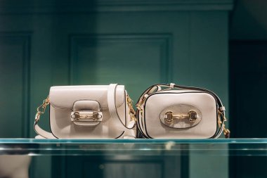 Cannes, Fransa - 10 Kasım 2024: Gucci çantaları Cannes 'daki Croisette gezinti alanında bir butik pencerede sergilendi