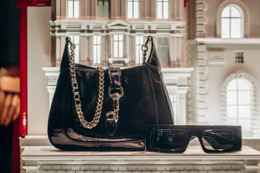 Cannes, Fransa - 10 Kasım 2024: Cannes 'daki Croisette gezinti alanında Gucci çanta ve güneş gözlüğü sergilendi