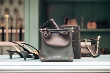 Cannes, Fransa - 10 Kasım 2024: Gucci çanta, ayakkabı ve aksesuarları Cannes 'daki Croisette gezinti alanında bir butik pencerede sergileniyor