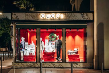 Cannes, Fransa - 10 Kasım 2024: Cannes 'daki Croisette gezinti alanında Gucci mağazası