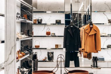 Cannes, Fransa - 10 Kasım 2024: Cannes 'daki Croisette gezinti alanında Saint Laurent butiğinin içi