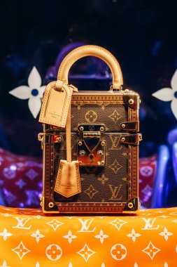 Cannes, Fransa - 10 Kasım 2024: Louis Vuitton valizi Cannes 'da Croisette' de bir butiğin vitrininde.