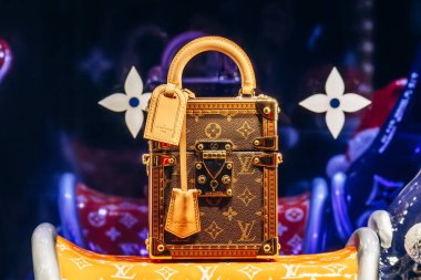 Cannes, Fransa - 10 Kasım 2024: Louis Vuitton valizi Cannes 'da Croisette' de bir butiğin vitrininde.