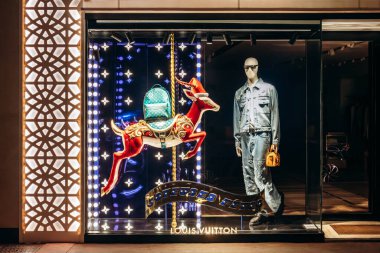 Cannes, Fransa - 10 Kasım 2024: Cannes 'daki Croisette gezinti alanında Louis Vuitton mağazasında Noel gösterisi