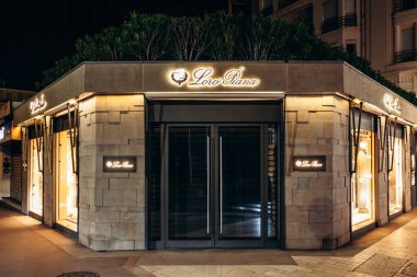 Cannes, Fransa - 10 Kasım 2024: Cannes 'daki Croisette gezinti alanında Loro Piana mağazası