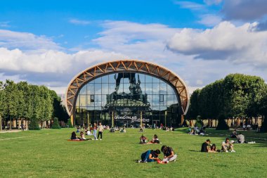 Paris, Fransa - 15 Temmuz 2021: Grand Palais Ephemere Eyfel kulesinin önünde