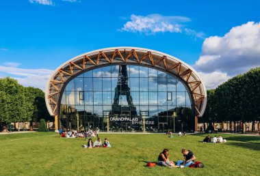 Paris, Fransa - 15 Temmuz 2021: Grand Palais Ephemere Eyfel kulesinin önünde