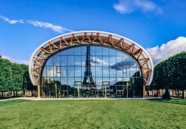 Paris, Fransa - 15 Temmuz 2021: Grand Palais Ephemere Eyfel kulesinin önünde